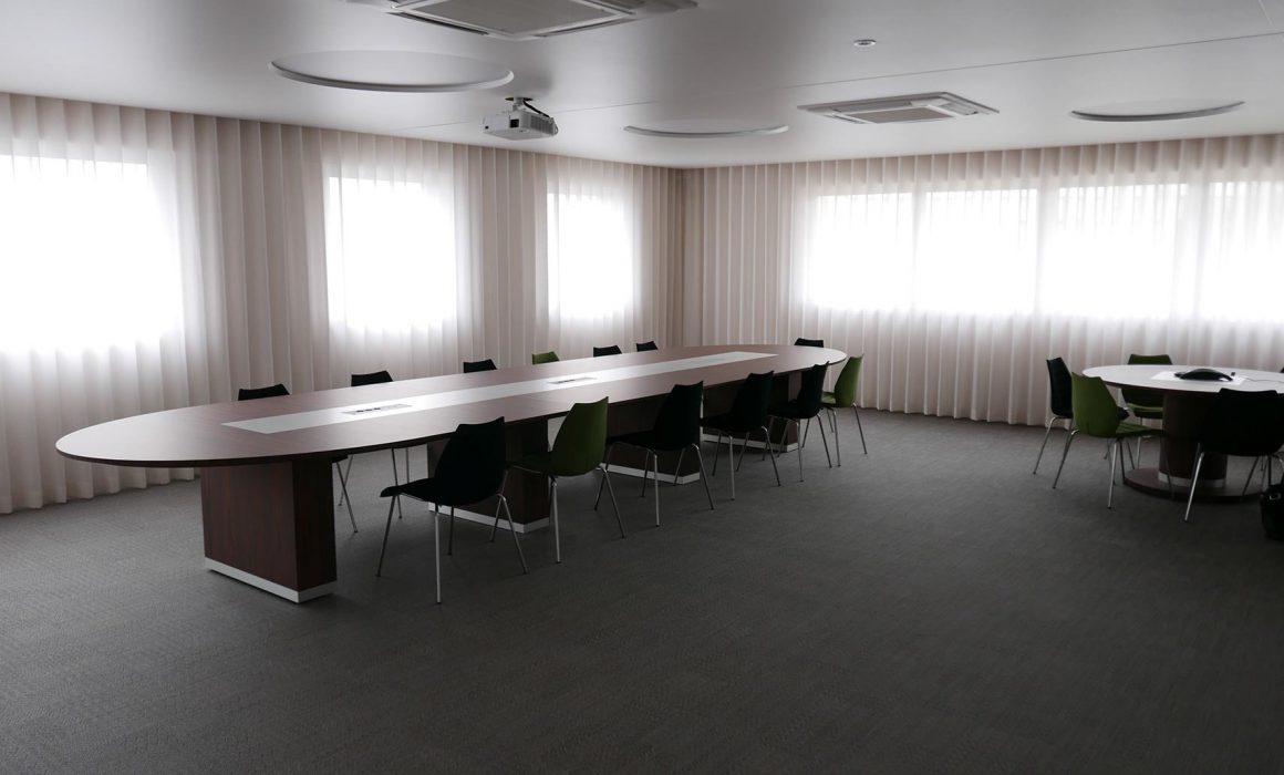 Aménagement intérieur d'une salle de réunion